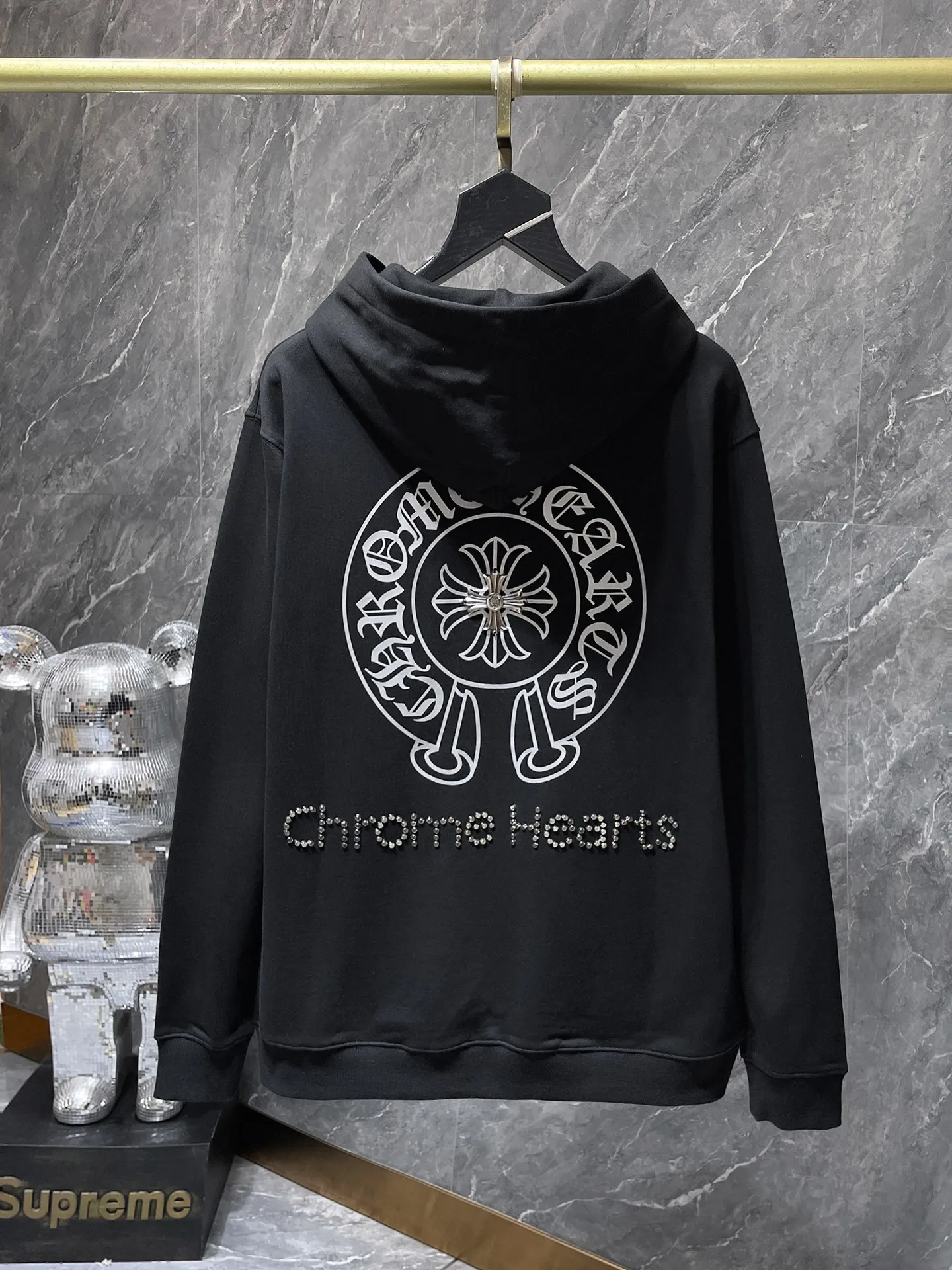 P246 Chrome Hearts Autumn and Winter 2025 New products are available at the counter at the same time. High-weight, environmentally friendly and high-quality top-quality fabrics. Chrome Hearts Sanskrit cross-engraved film, hot diamonds, hand-buttoned hoodies, counters at the same time. Re-engraved version 1:1. Recommended color: black, white. Size: S, M, L, XL.